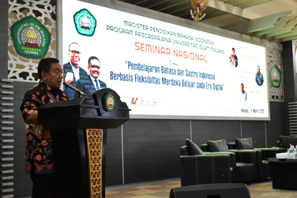 ketua Prodi Magister Pendidikan Bahasa Indonesia  saat memberi sambutan Seminar