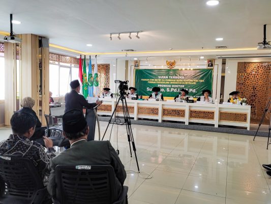 Sukarno, Dosen STITBA Kalimantan sedang diuji penelitian disertasinya