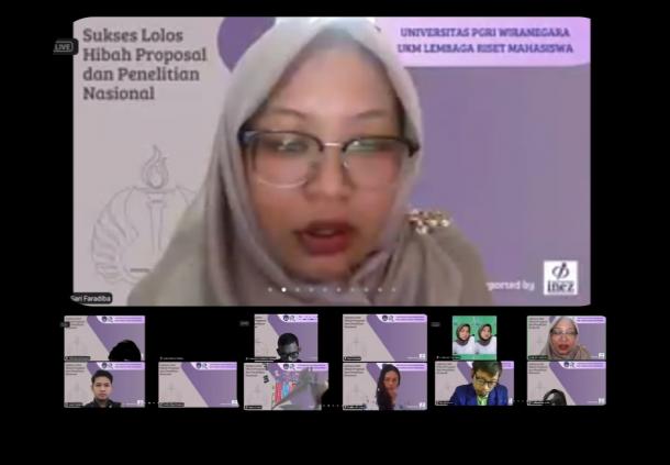 Surya Sari Faradiba memberikanmateri kepada mahasiswa UNIWARA