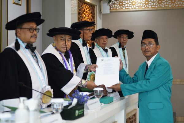 Sutarno menerima berkas penilaian ujian terbuka dari rektor UNISMA