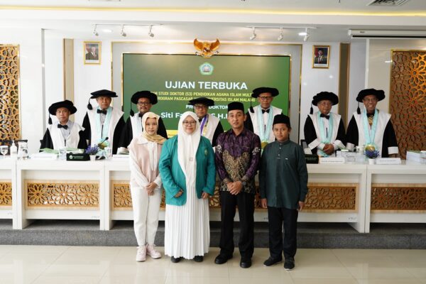 Siti Fatimah Foto bersama dengan dewan penguji usai ujian terbuka