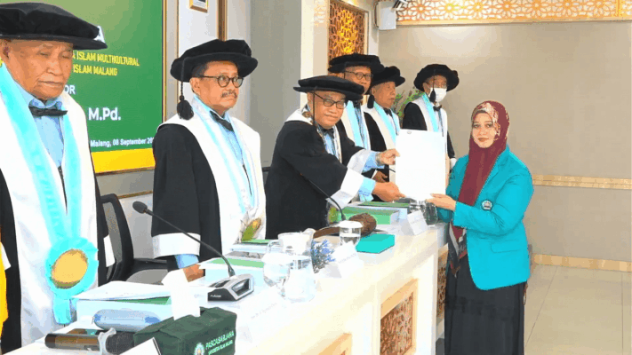 Sita Acetylena, S.Pd., M.Pd. menerima SK Kelulusan Ujian Terbuka dari Rektor Unisma