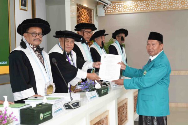 Promovendus Kartono menerima SK Kelulusan Ujian Disertasi