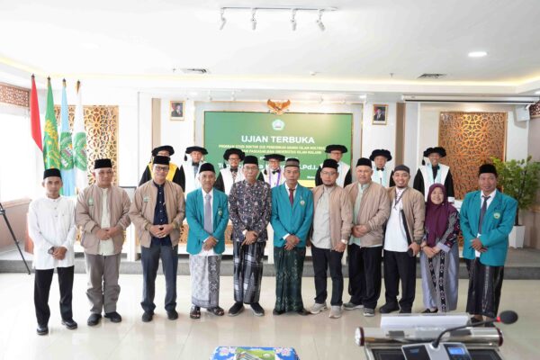 Tengku Indra Kusuma sedang foto bersama usai ujian terbuka