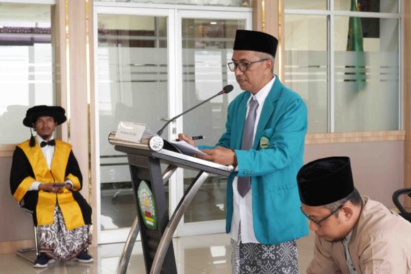 Promovendus Abdus Shomad memaparkan hasil disertasinya dihadapan penguji