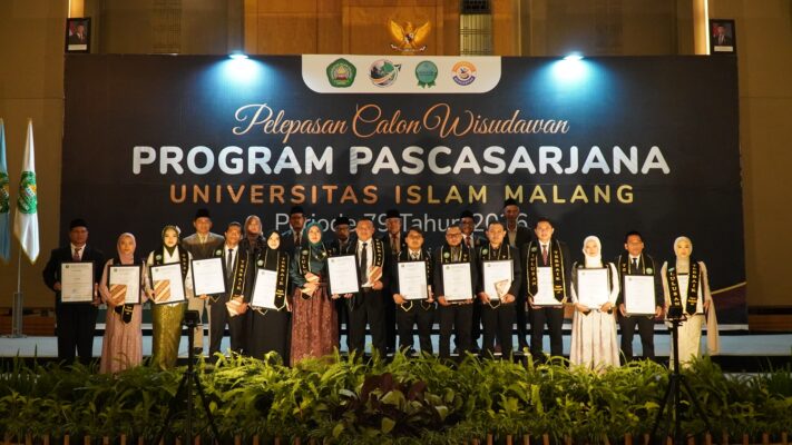 Pemberian penghargaan kepada wisudawan terbaik Pascasarjana UNISMA dari berbagai program studi jenjang Magister dan Doktor.