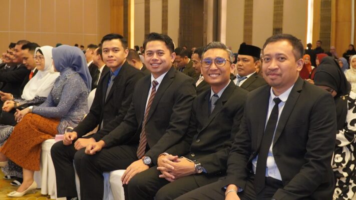 sumringah, wajah lulusan baru mengikuti pelepasan