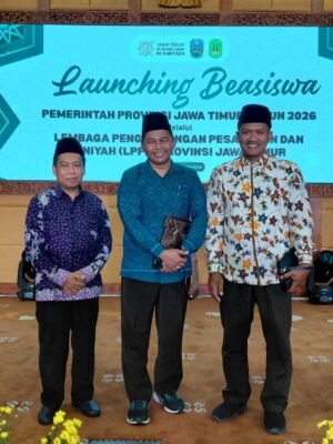 Wakil Rektor 3 Unisma (tengah) bersama Wakil Direktur 1 Pascasarjana Unisma (tengah) saat menghadiri Launching Beasiswa LPPD