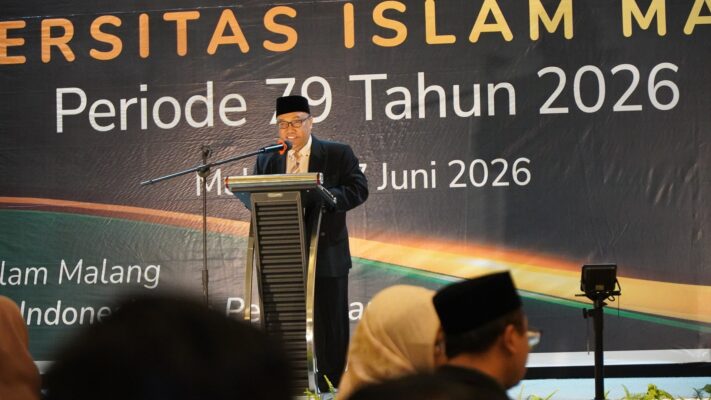 Rektor UNISMA, Prof. Drs. H. Junaidi, M.Pd., Ph.D., menyampaikan sambutan dan ucapan selamat kepada calon wisudawan Pascasarjana Periode ke-79