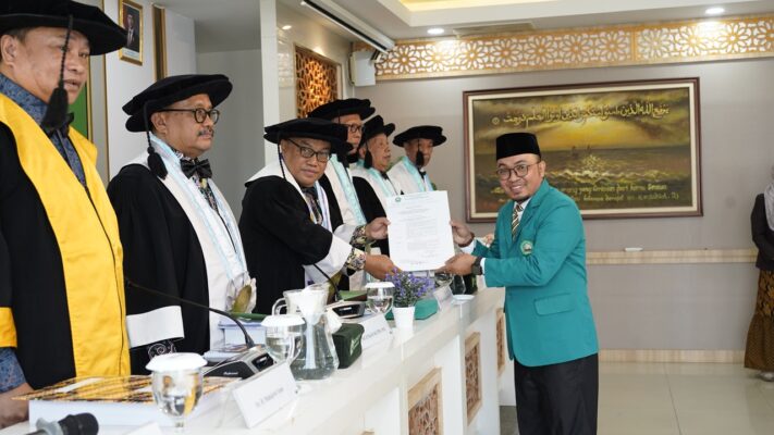 Promovendus Fery Yanto menerima SK Penilaian Disertasi dari Dewan Penguji.