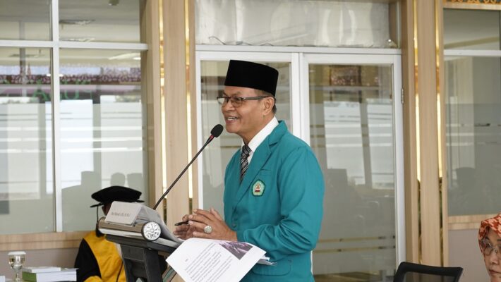 Promovendus Mus Mulyadi saat foto bersama usai ujian terbuka