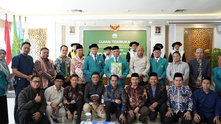 Promovendus Ruslan saat foto bersama rekan dan penguji usai ujian terbuka