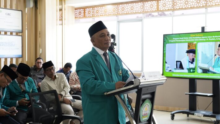 Promovendus Ruslan saat sesi tanya jawab dengan penguji