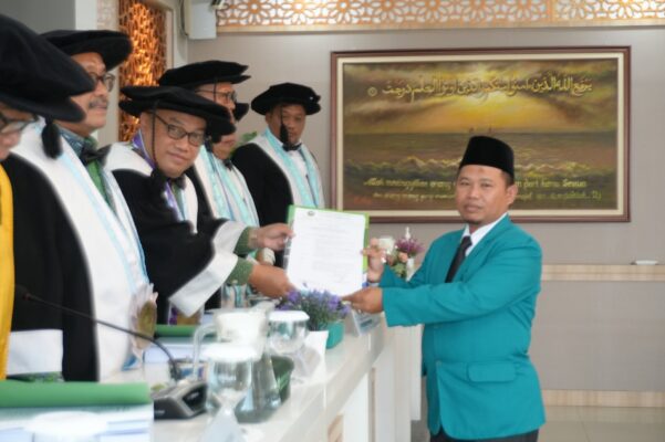 Sudirmansyah Mahsiswa rombongan belajar pontiana menerima SK Kelulusan ujian terbuka